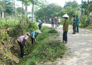 Nhân dân xã Phú Minh (Kỳ Sơn) khơi mương thoát nước, vệ sinh đường làng ngõ xóm phong quang, sạch đẹp góp phần bảo vệ môi trường nông thôn.