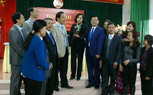 Lãnh đạo Ủy ban trung ương MTTQ Việt Nam và các tỉnh trong cụm trao đổi kinh nghiệm về công tác mặt trận. 

 

