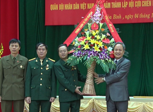 Đồng chí Nguyễn Văn Vân, Hiệu trưởng Trường Chính trị tỉnh đã tặng lẵng hoa chúc mừng Liên hội CCB các ban xây dựng Đảng.