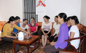 Cán bộ, hội viên phụ nữ thôn Rường, xã Trung Bì (Kim Bôi)  trao đổi kiến thức, kinh nghiệm nuôi dạy con tốt.