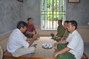 Thực hiện QCDC ở cơ sở, chi bộ và người dân xóm Chiệng, xã Lập Chiệng (Kim Bôi) thường xuyên có trao đổi, bàn bạc triển khai các công việc của xóm trên tinh thần dân chủ, đồng thuận.