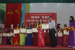Lãnh đạo Sở GD & ĐT trao giải nhất cho các thí sinh tại hội thi.

