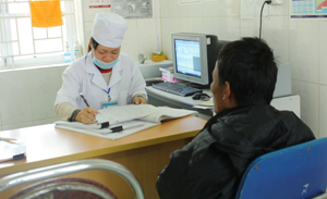 Cán bộ Bệnh viện Đa khoa huyện Tân lạc tư vấn, xét nghiệm sàng lọc bệnh nhân.
