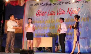 Hội LHPN tỉnh phối hợp với Chi cục phòng, chống TNXH,  huyện Kim Bôi tổ chức giao lưu văn nghệ truyền thông phòng, chống  TNXH tại xã Cuối Hạ (Kim Bôi).