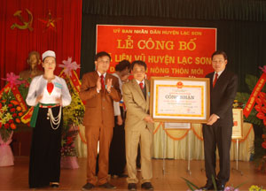 Đồng chí Bùi Văn Cửu, UVTV, Phó Chủ tịch TT UBND tỉnh tặng Bằng công nhận xã đạt chuẩn NTM cho xã Liên Vũ.