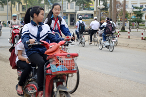 Học sinh điều khiển xe đạp điện trên đường Lê Thánh Tông, phường Tân Thịnh (thành phố Hòa Bình).