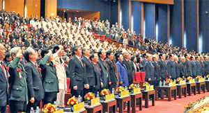 Các đồng chí lãnh đạo Đảng, Nhà nước, nguyên lãnh đạo Đảng, Nhà nước và các đại biểu thực hiện nghi lễ chào cờ tại Đại hội thi đua yêu nước toàn quốc lần thứ IX.