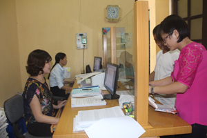 Cá nhân, tổ chức đến làm thủ tục tham gia BHYT  tại bộ phận “một cửa” BHXH huyện Lạc Thủy.