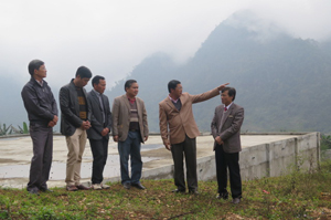 Đoàn công tác kiểm tra tiến độ thực hiện công trình nước 02 xóm Thung Ẳng và Thung Mặn, xã Hang Kia, huyện Mai Châu.