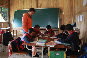 Cô giáo Xa Thị Thu đang giảng dạy học sinh lớp ghép 4, 5 tại nhà tạm.