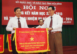 Đồng chí Nguyễn Văn Quang, Chủ tịch UBND tỉnh trao cờ đơn vị dẫn đầu phong trào thi đua khối trung học chuyên nghiệp năm học 2012 - 2013 cho nhà trường.