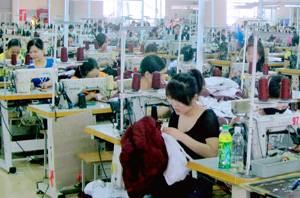 Toàn ngành dệt may đã sản xuất trên 23,1 triệu sản phẩm, đạt 123,2% kế hoạch năm (Trong ảnh: Dây truyền may mặc của công ty Việt – Hàn đẩy nhanh tiến độ sản xuất tháng cuối năm).
