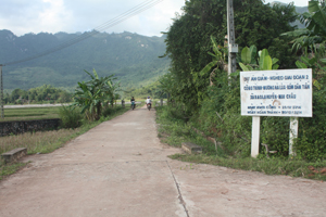 Con đường trung tâm xã – xóm Pùng dài 2,5km được nhiều hộ dân hiến đất, góp công xây dựng.
