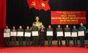 Thay mặt chủ tịch UBND tỉnh, đồng chí Bùi Văn Cửu, phó chủ tịch thường trực UBND tỉnh trao bằng khen cho 10 tập thể. 

 

