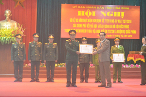 Đồng chí Nguyễn Văn Quang, Phó Bí thư Tỉnh ủy, Chủ tịch UBND tỉnh trao bằng khen của UBND tỉnh cho các tập thể, cá nhân có thành tích xuất sắc trong 5 năm thực hiện Nghị định số 77 của Chính phủ.  

