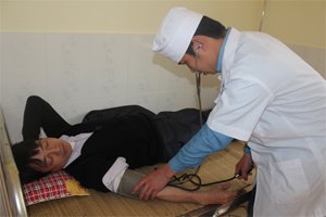 Cán bộ trạm y tế xã Tòng Đậu (Mai Châu) thực hiện tốt việc phê và tự phê nhằm nâng cao chất lượng công tác chăm sóc sức khỏe nhân dân.