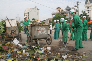 Công ty CP Môi trường Đô thị Hòa Bình  thu gom và vận chuyển rác thải trong ngày.