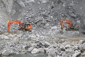 Công ty Xi măng Vĩnh Sơn - Lương Sơn đầu tư máy móc thiết bị hiện đại trong khai thác đá vôi xi măng thực hiện nghiêm túc Luật Khoáng sản.