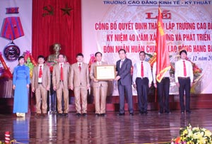 Thừa ủy quyền Chủ tịch nước, đồng chí Nguyễn Văn Quang, Chủ tịch UBND tỉnh trao Huân chương Lao động hạng ba cho tập thể cán bộ, giáo viên trường Cao đẳng Kinh tế - kỹ thuật Hòa Bình.