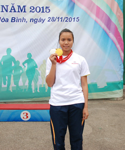Bùi Thị Hà và tầm huy chương vàng ở nội dung nữ THPT, sinh viên tại Giải việt dã truyền thống Cúp Báo Hòa Bình lần thứ XXIV, năm 2015.
