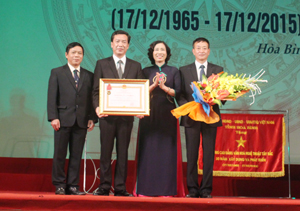 Thừa ủy quyền của Chủ tịch nước, đồng chí Đặng Thị Bích Liên - Ủy viên Ban cán sự Đảng, Thứ trưởng Bộ VH, TT & DL trao tặng Huân chương Lao động hạng hai cho tập thể nhà trường.