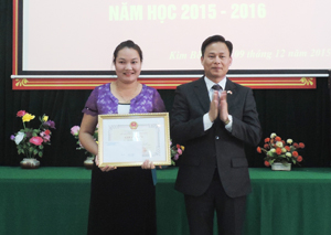 Lãnh đạo phòng GD&ĐT huyện Kim Bôi trao giải nhất cho cô giáo Quách Thị Luyến, trường mầm non xã Mỵ Hòa

