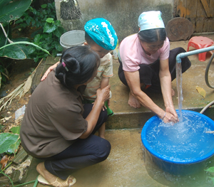 Phát huy hiệu quả công trình cấp nước do Nhà nước đầu tư và hệ thống giếng khơi, đến nay 100% hộ dân ở xã Yên Nghiệp (Lạc Sơn) được sử dụng nước sinh hoạt hợp vệ sinh.

