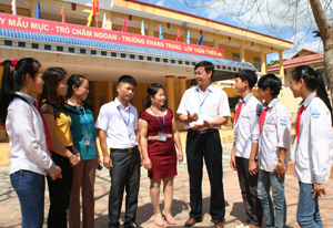 Giáo viên và học sinh trường THCS Hợp Đồng trao đổi nâng cao chất lượng dạy và học.

