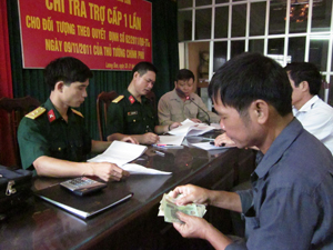 Ban Chỉ đạo 62 huyện Lương Sơn tổ chức chi trả chế độ trợ cấp1 lần cho các đối tượng theo Quyết định số 62 của Chính phủ. 

