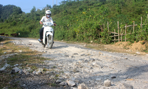 Con đường dẫn vào xã Ngòi Hoa đang trong tình trạng xuống cấp trầm trọng.

