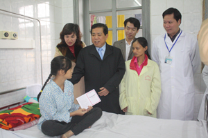 Đồng chí Nguyễn Trung Dũng, Giám đốc Sở LĐ-TB&XH trao sổ tiết kiệm trị giá 20 triệu đồng cho bệnh nhi Lý Quỳnh Trang.

 

