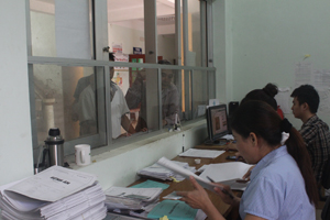 Người dân đến làm thủ tục khám - chữa bệnh bằng BHYT tại Bệnh viên Đa khoa huyện Kỳ Sơn.

