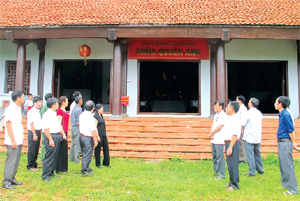 Ban Văn hóa - xã hội và Dân tộc (HĐND tỉnh) khảo sát công tác quản lý di tích tại chùa Quèn Ang (Cao Phong).

