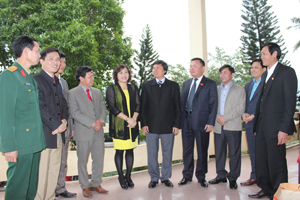 Đồng chí Trần Đăng Ninh, Phó Bí thư TT Tỉnh uỷ gặp gỡ, trao đổi mới đại biểu dự hội nghị.

