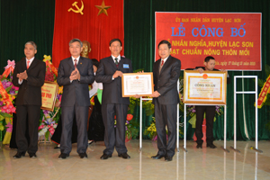 Đồng chí Bùi Văn Cửu, UVTV, Phó Chủ tịch TT UBND tỉnh tặng Bằng công nhận xã đạt chuẩn NTM cho xã Nhân Nghĩa.

