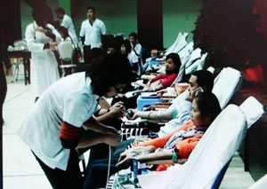 Người dân tham gia hiến máu tình nguyện.