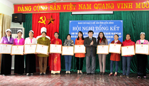 Đồng chí Nguyễn Văn Chương, Phó Chủ tịch UBND tỉnh trao bằng khen của UBND tỉnh cho 6 tập thể và 6 cá nhân.

