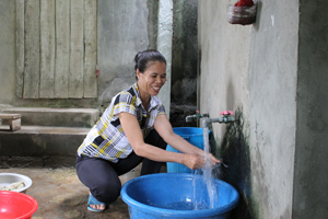 Từ nguồn vốn vay chương trình NS&VSMT, gia đình chị Đinh Thị Chiên, thôn Đồng Bến, xã Dân Hạ (Kỳ Sơn) đầu tư xây dựng bể nước và công trình vệ sinh góp phần nâng cao chất lượng cuộc sống.

