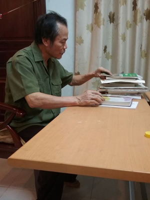 Ở quê nhà, sách, thơ ca, văn chương vẫn luôn là mối quan tâm của nhà thơ Nguyễn Tấn Việt mỗi ngày dù tuổi tác khiến ông không còn nhanh nhẹn như xưa.

