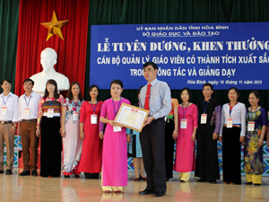 Cô giáo Tạ Thị Nhàn nhận giấy khen giáo viên có thành tích xuất sắc ngành Giáo dục & ĐT năm 2015.