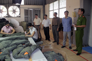 Đoàn kiểm tra liên ngành kiểm tra ATVSLĐ  tại Công ty CP May XNK SMA ViNa Việt  - Hàn (TP Hòa Bình).