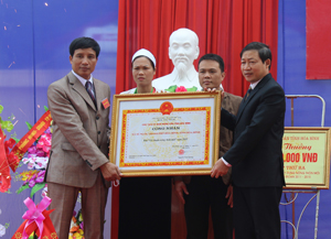 Đồng chí Bùi Văn Cửu, Phó Chủ tịch TT UBND tỉnh trao Bằng công nhận xã đạt chuẩn NTM cho lãnh đạo xã Sủ Ngòi.