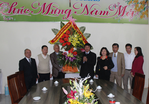 Đồng chí Trần Đăng Ninh, Phó Bí thư TT Tỉnh uỷ tặng lẵng hoa tươi thắm chúc mừng Giáo xứ Hòa Bình nhân dịp Noel 2015.