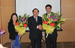 Đồng chí Đoàn Văn Thu, TUV, Bí thư Đảng uỷ Khối các cơ quan tỉnh tặng hoa chúc mừng đồng chí Chủ tịch và nguyên Chủ tịch CĐVC.