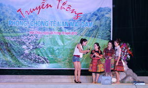 T.Ư Hội LHPN, Hội LHPN tỉnh và huyện Mai Châu phối hợp tổ chức truyền thông phòng - chống TNXH thu hút đông đảo hội viên phụ nữ và người dân tham gia.