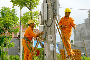 Công nhân Điện lực thành phố Hòa Bình kiểm tra, lắp đặt công tơ điện phục vụ khách hàng.