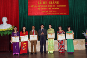 Đồng chí Đoàn Minh Huấn, Giám đốc Học viện Chính trị Quốc gia Khu vực I,  trao bằng khen cho các học viên có thành tích xuất sắc trong học tập.