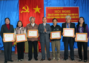 Chủ nhiệm CLB thơ Việt Nam tỉnh trao giấy khen cho các tập thể có thành tích xuất sắc toàn diện năm 2015.
