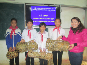 Niềm vui khi được nhận “Đàn gà khăn quàng đỏ” của  học sinh trường  THCS Phú Cường.
