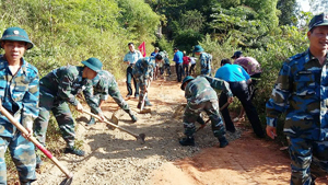 ĐV-TN huyện Kỳ Sơn tham gia làm đường tại xóm Dối, xã Dân Hạ  thiết thực hưởng ứng chương trình tình nguyện mùa đông.